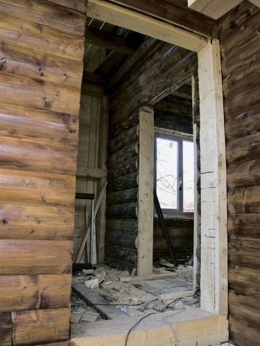 вырубить дверь в деревянном доме