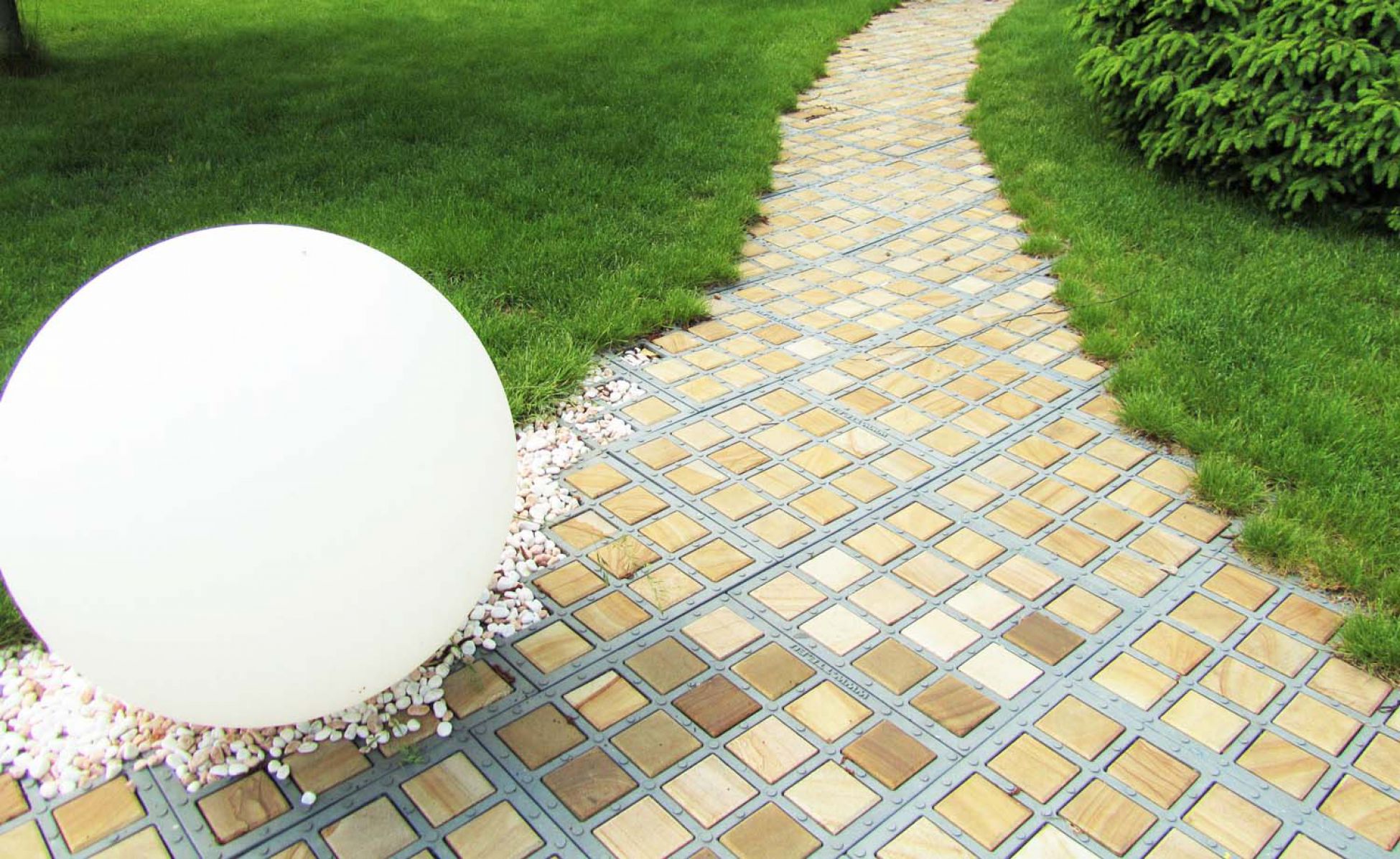 Заменить словосочетание бетонная дорожка