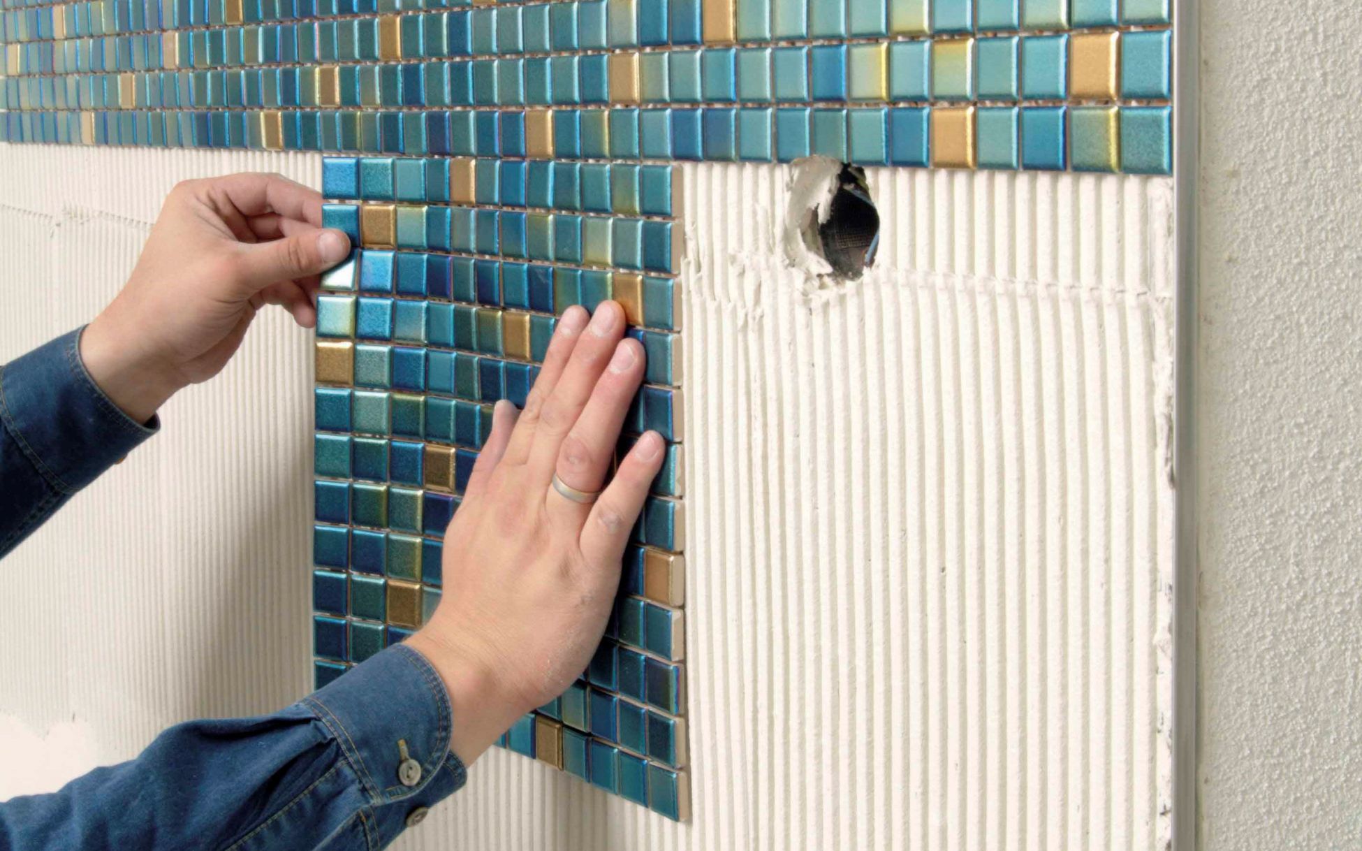Сдать плитку можно. Клеящиеся панели в ванную. Пластиковая плитка для стен. Пластиковая мозаика для стен. Отделочные материалы для ванной.