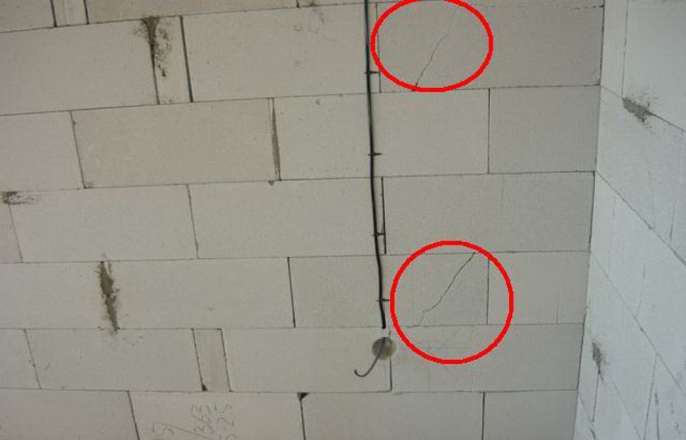 Перемычка трещина. Трещины в газобетонных стенах. Газоблок трещины в стенах. Трещины в газобетоне. Трещины в стенах из газобетона.
