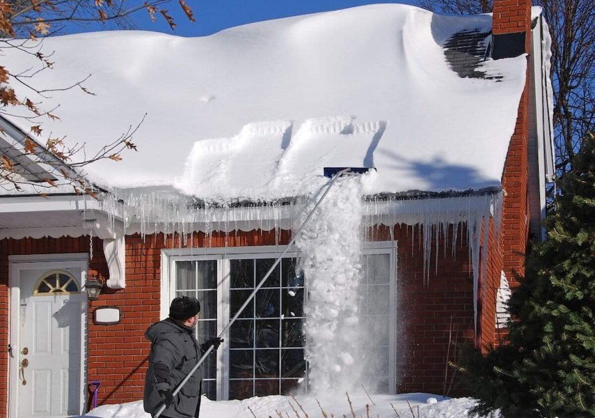 Убрать снег с крыши дома. Приспособление для уборки снега с крыши. Снегоочиститель для крыши. Скребок для уборки снега с крыши. Приспособление для чистки снега с крыши дома.