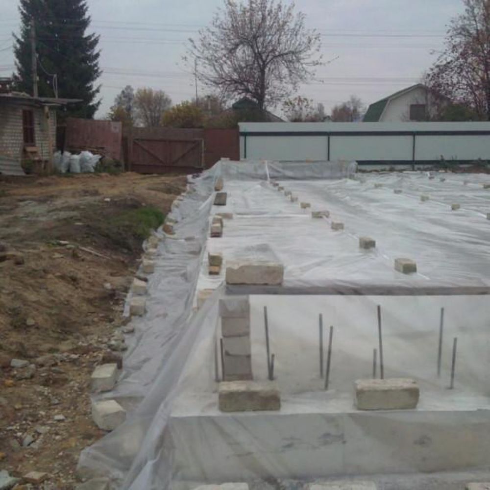 Фундамент зима. Свайный фундамент зимой. Фундамент зимой. Консервация фундамента на зиму. Фундамент зима.