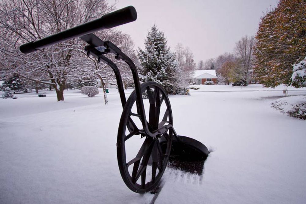 Лопаты на колесах для уборки снега: особенности и советы по выбору