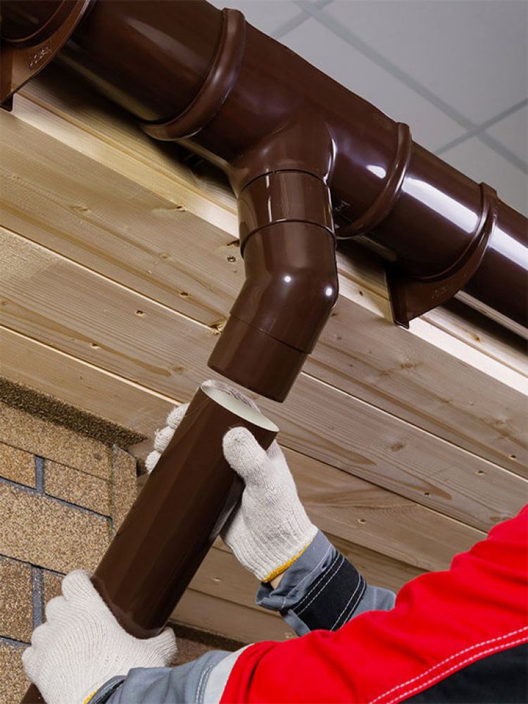 монтаж водосточных труб. желоб водосток с1 norma. монтаж водосточной системы. желоб на крыше. водосточный желоб односкатной крыши.