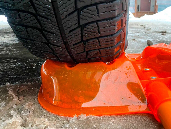 Поликарбонат настолько прочен, что такая лопата не сломается под колесами автомобиля.