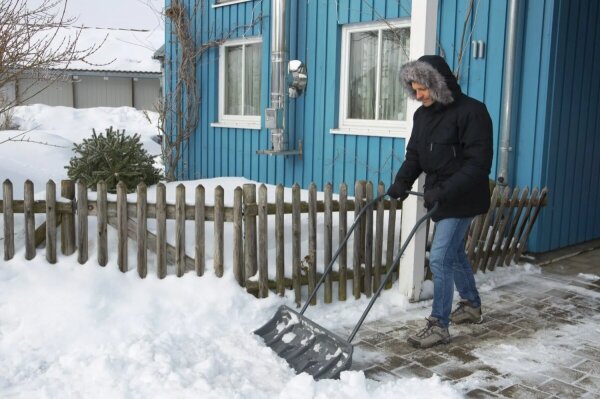 Скрепер GARDENA 17560 — надежный инструмент для уборки снега