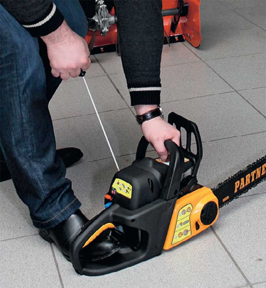 как завести пилу. завести пилу штиль. бензопила заводится. штиль мс170 запуск. первый пуск бензопилы штиль 180.