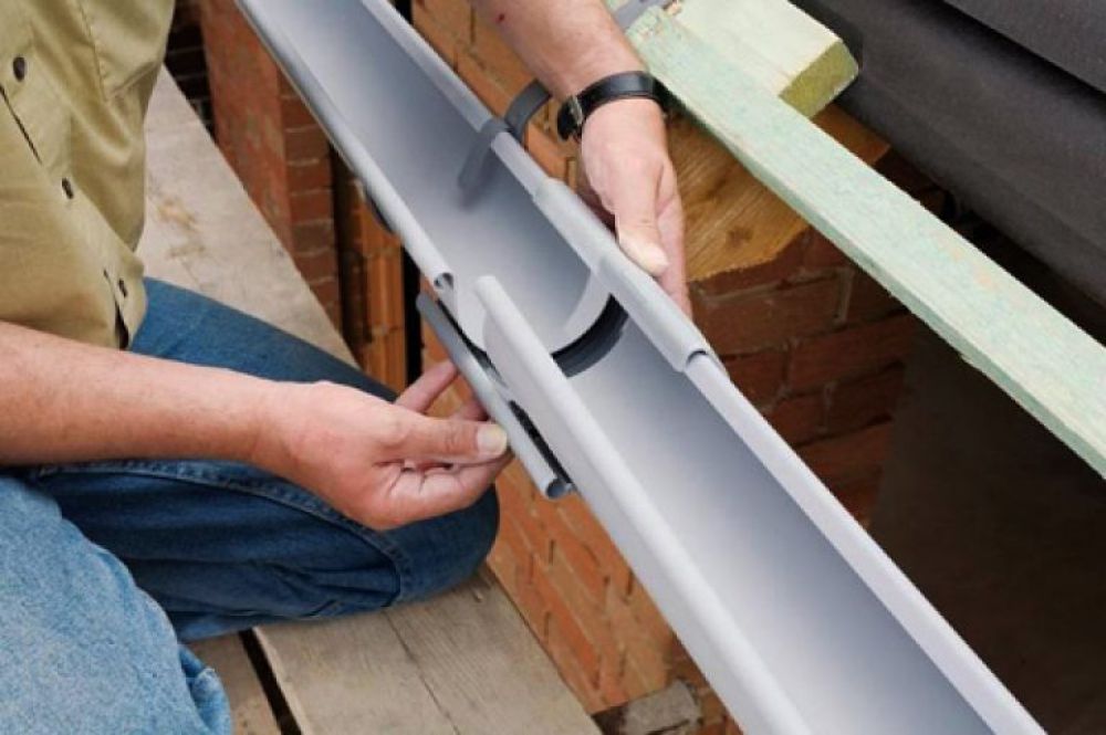 стык желоба. угол соединения желоба водосточной системы 45. стык водостока. соединение водосточных желобов. соединитель желоба престиж 150/100.